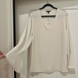 Banana Republic off white V neck blouse size L, NWT